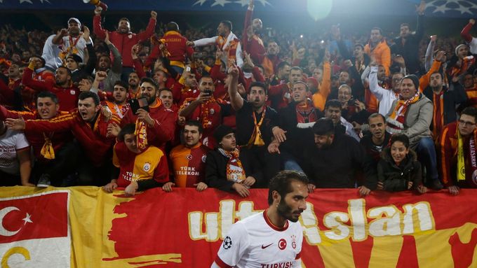 Fanoušci Galatasaraye Istanbul v zápase LM s Borussií Dortmund.