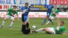 Piták, Janů a Bičík bojují o míč v utkání Jablonec - Liberec.