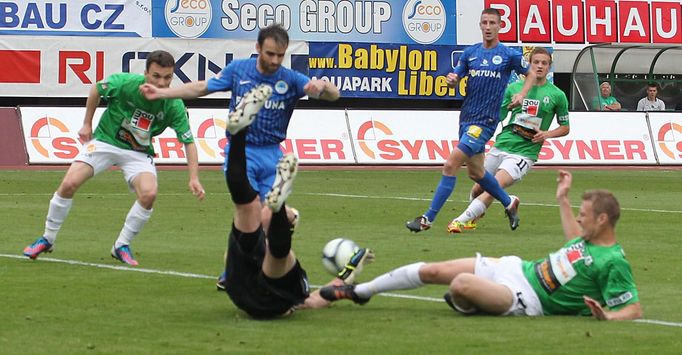 Piták, Janů a Bičík bojují o míč v utkání Jablonec - Liberec.