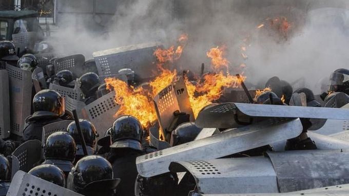 Foto: Ulicemi Kyjeva teče krev, opozice válčí s policií