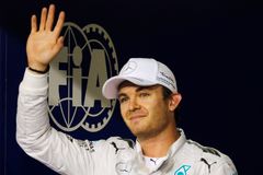 Hamilton je pod tlakem, kvalifikaci finále F1 vyhrál Rosberg