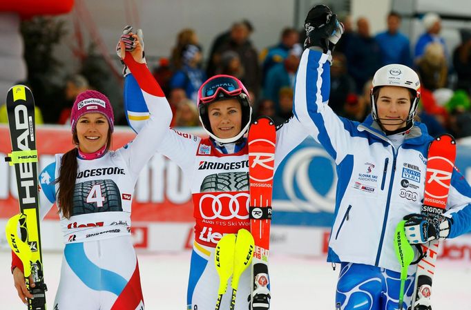 SP ve slalomu, Lienz: zleva Wendy Holdenerová, Frida Hansdotterová a Petra Vlhová.