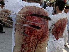 Čím více krve, tím větší utrpení a tím větší přiblížení se k milovanému mučedníkovi - imámovi Husejnovi.