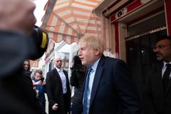 Johnson ustál hlasování o důvěře, zůstává v čele britské vlády