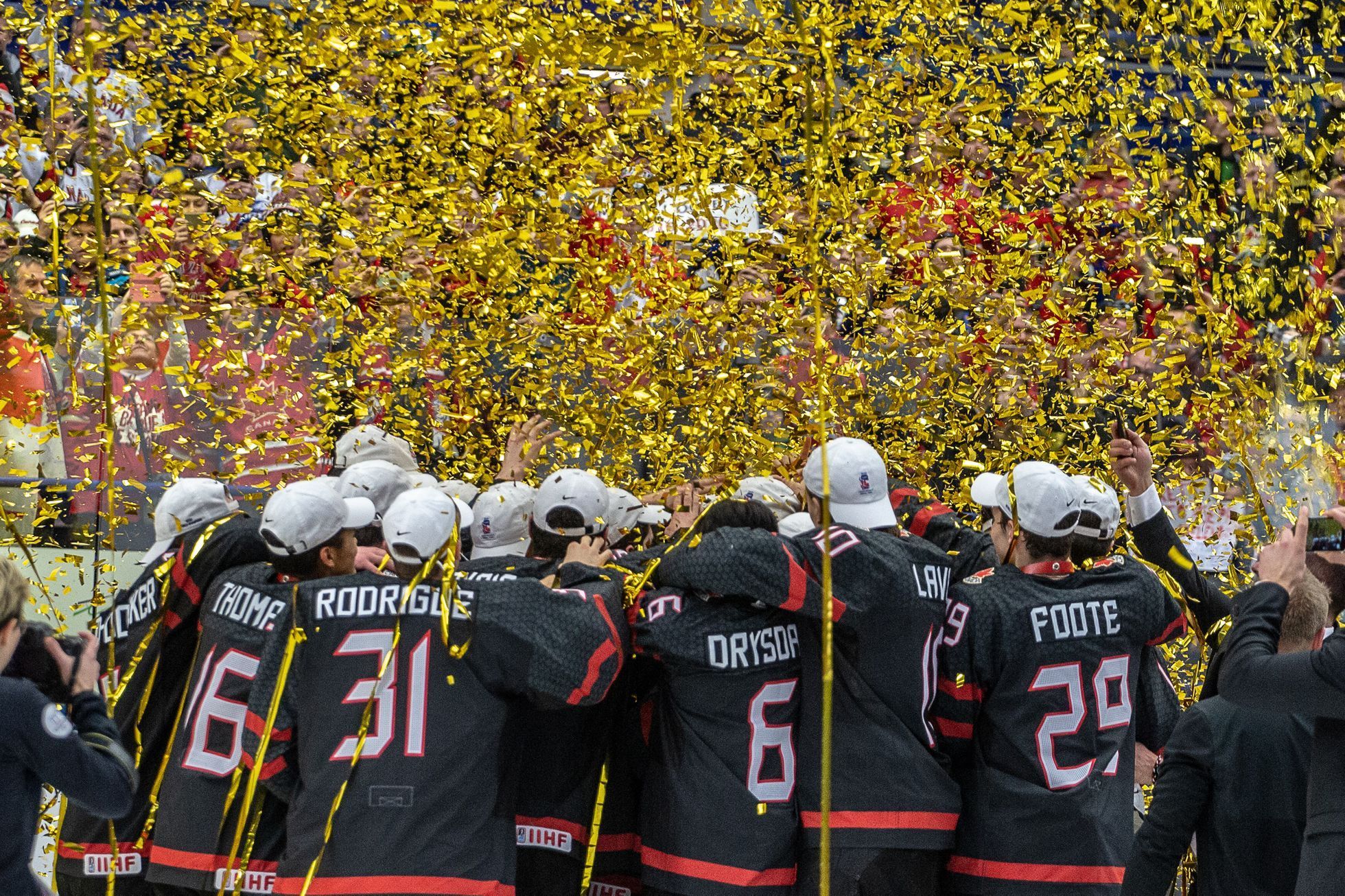 Hokejové MS juniorů 2020 v Ostravě, finále Kanada - Rusko: Kanaďané oslavují titul