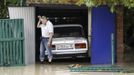 A local resident walks through a flooded street in the village of Novoukrainsk, near the southern Russian town of Krymsk, July 7, 2012. At least 99 people were killed in floods and landslides in southern Russia after two months' average rainfall fell in a few hours overnight, police and emergency officials said on Saturday. REUTERS/Vladimir Anosov (RUSSIA - Tags: DISASTER ENVIRONMENT) Published: Čec. 7, 2012, 3:42 odp.