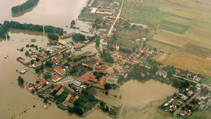 Středočeská vesnice Zálezlice se stala jedním ze symbolů povodně v roce 2002. Leží mezi řekami Vltava a Labe, kousek od jejich soutoku u Mělníka.