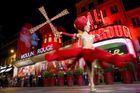 Paříž, Francie: tanečnice kankánu před Moulin Rouge, dnes se slavné červené lopatky znovu roztáčí v rytmu města.