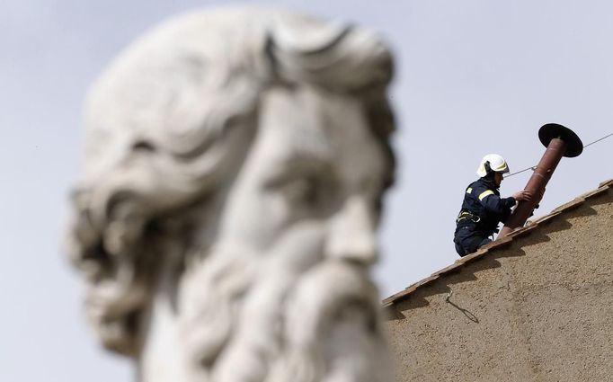 A member of the fire and rescue service sets a chimney on the roof of the Sistine Chapel at the Vatican March 9, 2013. REUTERS/Alessandro Bianchi (VATICAN - Tags: RELIGION) Published: Bře. 9, 2013, 10:20 dop.