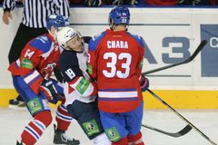 VIDEO Chára sestřelil Šatana, jeho ´strom´ ocenila i KHL
