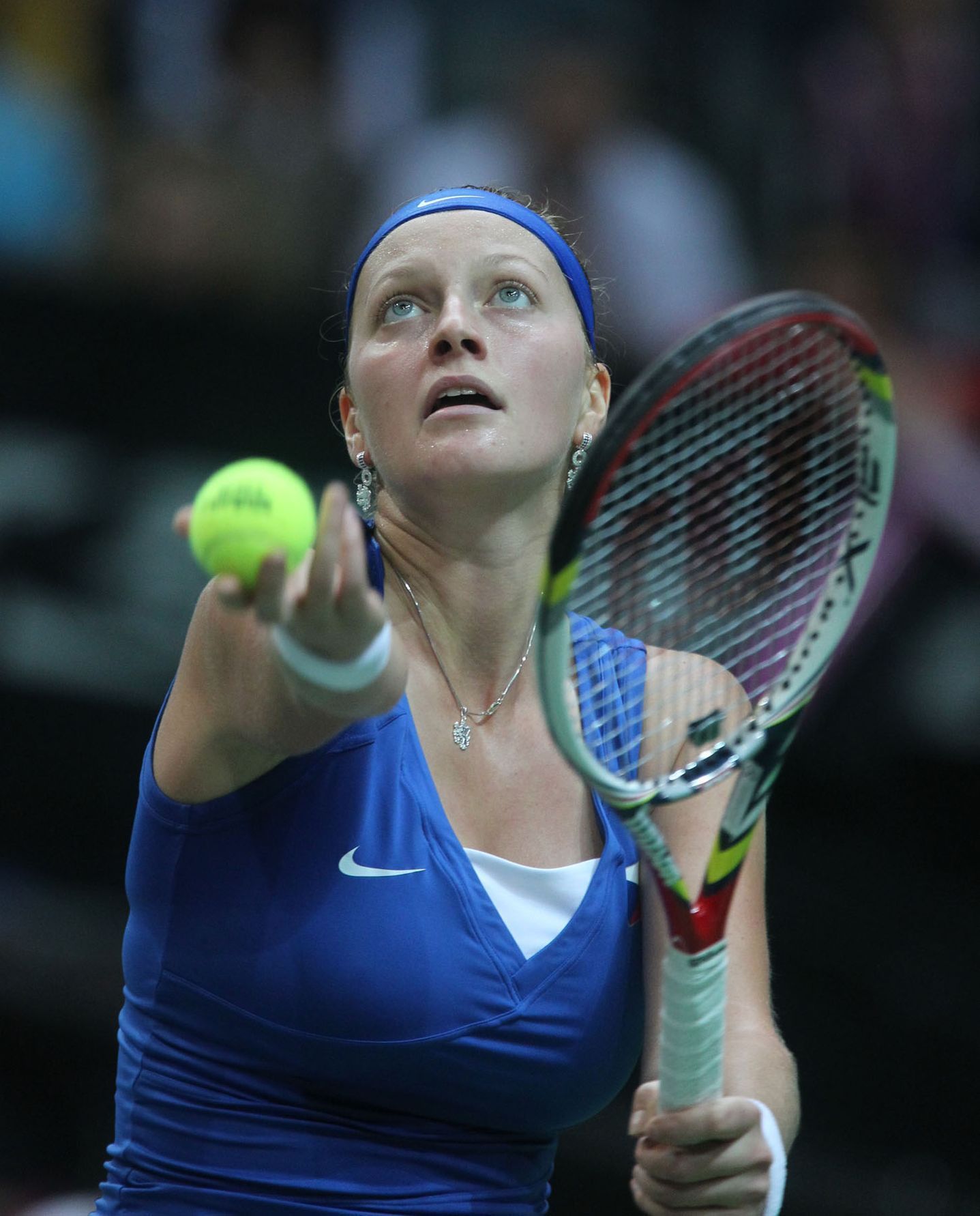 Česká tenistka Petra Kvitová v utkání Fed Cupu 2012 proti Srbce Aně Ivanovičové.