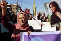 Protesty v Íránu jen tak neskončí. Smrt ženy byla rozbuška, frustrace roste už dlouho