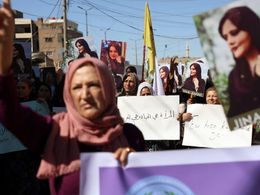 K protestům v Íránu se přidaly i mladé školačky. Sundávají si hidžáby a točí videa