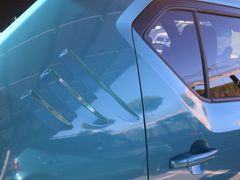 Tři proužky v karoserii za zadními okny odkazují na model Suzuki Cervo SC100. Trochu to připomíná dětská autíčka.