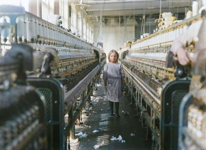 Lewis Hine, Dětská práce v Newberry, South Carolina Cotton Mill, Newberry, South Carolina, Spojené státy americké, 1908, kolorováno.