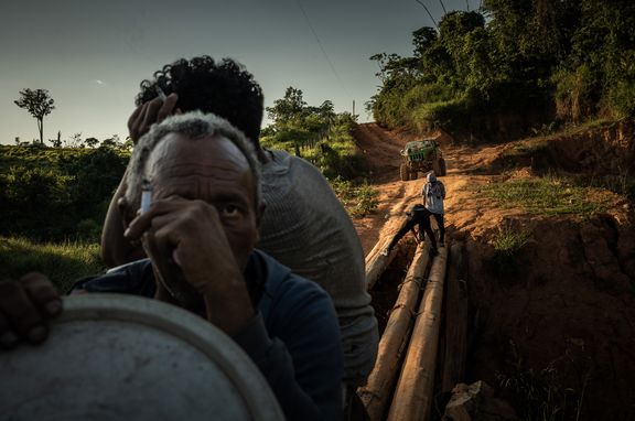 Nelegální horníci opouštějí původní území Janomamů. Brazilská vláda jim zakázala nelegální těžbu zlata.