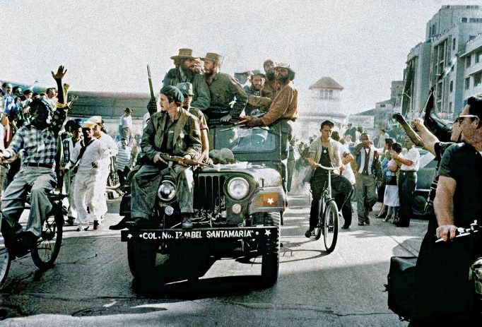 Fotografie kubánského vůdce Fidela Castra při vjezdu do Havany vedle Camila Cienfuegose, 8. ledna 1959. Kolorováno.