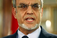 Politická krize v Tunisku pokračuje, premiér rezignoval