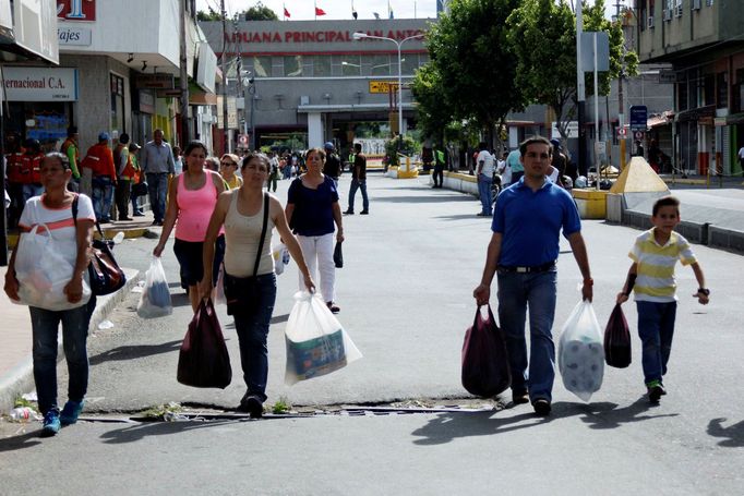 Obyvatelé Venezuely vzali kolumbijské obchody útokem.