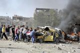 Lidé se pokoušejí odstraňovat všudypřítomné trosky po sérii několika explozí, které se odehrály nedaleko sídla vojenské rozvědky v Damašku.