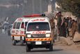 Záchranáři u školy v pákistánském Péšávaru. Útok Tálibánu si podle dosavadních informací vyžádal nejméně 20 mrtvých.