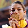 Zlatá olympijská judistka, Brazilka Sarah Menezesová po výhře v kategorii do 48 kg na OH 2012 v Londýně.