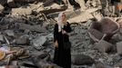 Palestinská žena si prohlíží škody po izraelských úderech, které v neděli zničily obytnou budovu Al-Jundi al-Majhoul v Gaze. Gaza City, 15. září 2025.