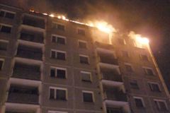 Závada na lednici způsobila požár v panelovém domě na Liberecku, dva lidé jsou v nemocnici