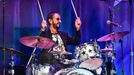 Ringo Starr tam, kde je ve svém živlu, za bicí soupravou.