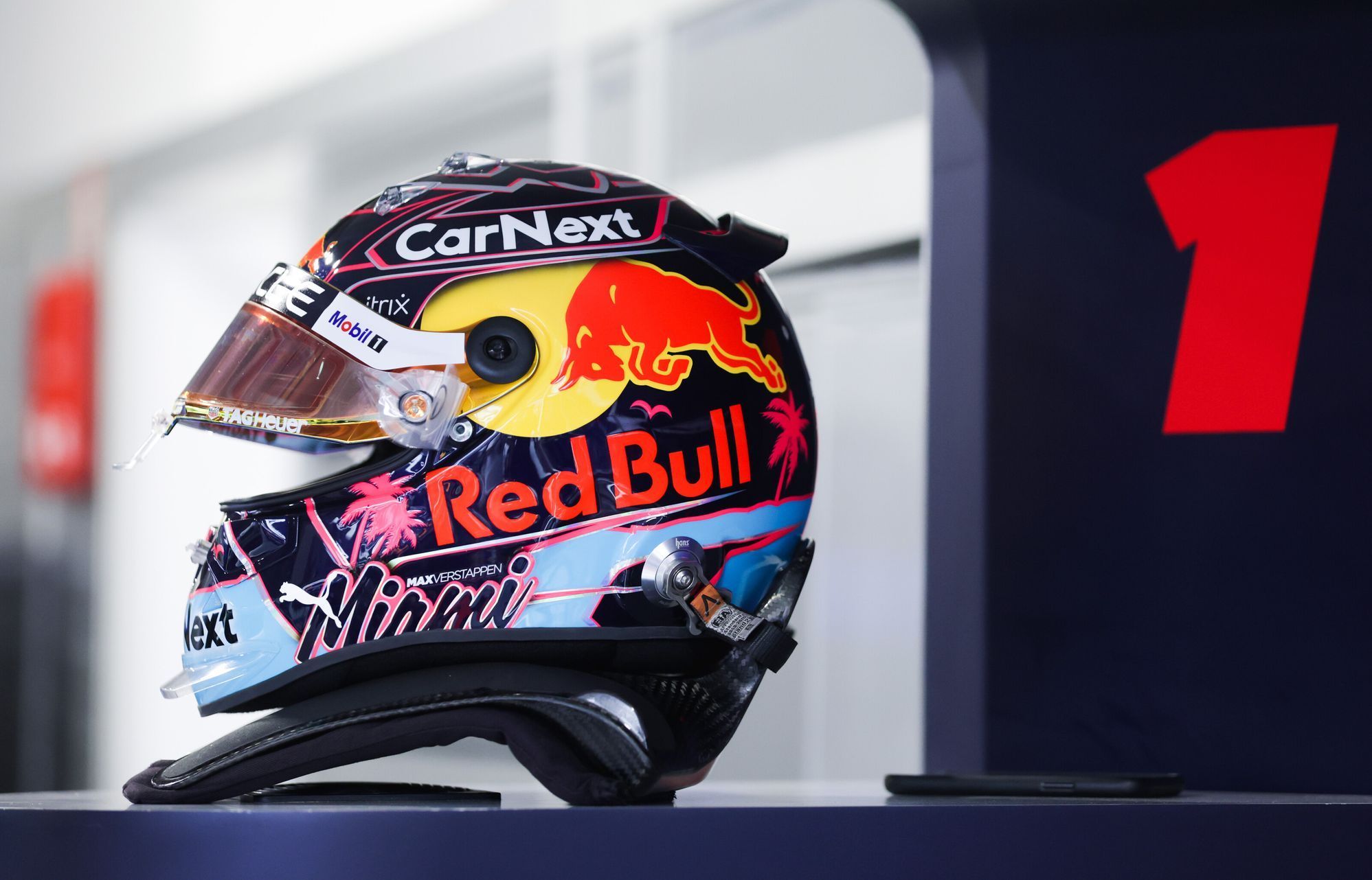 Helma pilota týmu Red Bull Racing Maxe Verstappena ve VC Miami formule 1 2022