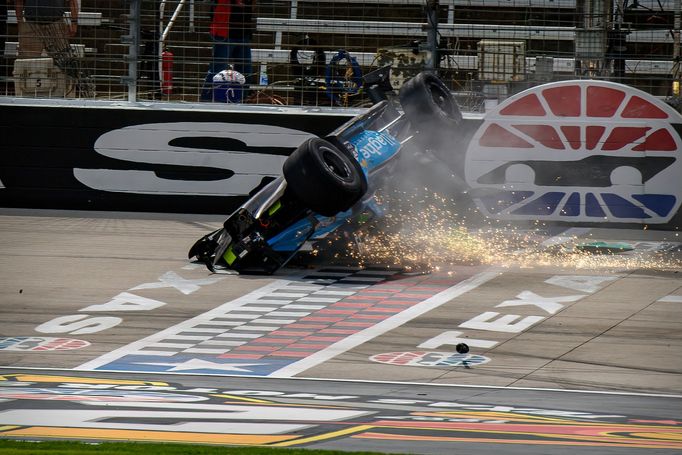 Havárie po startu závodu IndyCar XPEL 375 na oválu Texas Motor Speedway - Conor Daly