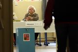 První volič druhého kola senátních voleb míří k urnám v pražské Vodičkově ulici