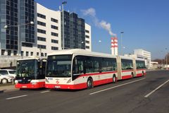 Praha posílí autobus z Veleslavína na letiště. Rychlodráha vznikne nejdříve za 11 let