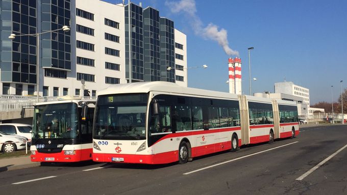 Pražský dopravní podnik testuje na lince č. 119 tříčlánkový autobus Van Hool. S délkou téměř pětadvaceti metrů jde o nejdelší autobus na českých silnicích.