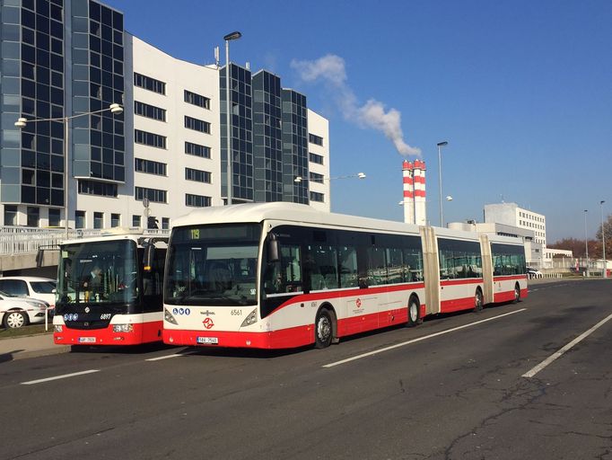 Pražský dopravní podnik testuje na lince č. 119 tříčlánkový autobus Van Hool. S délkou téměř pětadvaceti metrů jde o nejdelší autobus na českých silnicích.