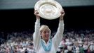 Martina Navratilová s vítěznou trofejí ve Wimbledonu 1985