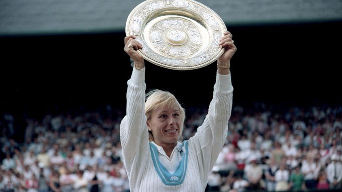 Martina Navrátilová s trofejí pro vítězku Wimbledonu v roce 1985, kdy získala svůj šestý z celkem devíti triumfů ve dvouhře