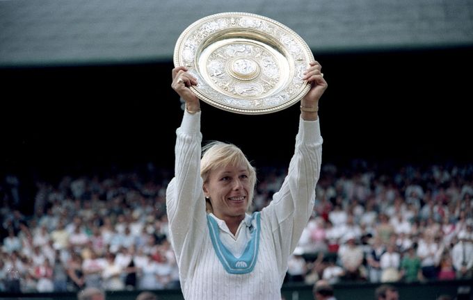 Martina Navratilová s vítěznou trofejí ve Wimbledonu 1985