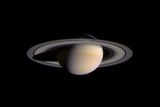 V říjnu roku 2001 pořídila sonda Cassini první snímek Saturnu. Je ze vzdálenosti 285 milionů kilometrů, což je téměř dvojnásobná vzdálenost mezi Zemí a Sluncem. K Saturnu dorazila až za 20 měsíců od pořízení této fotografie.