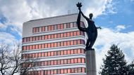 Netradiční výlet za vínem na sever Čech začíná v Ústí nad Labem, jehož centrum nabízí několik architektonicky zajímavých staveb, například Hotel Vladimir z druhé poloviny 80. let. Třiapůlmetrová socha ženy vítající sovětské tanky před ním je dnes upomínkou smutné doby, ve které vznikla.