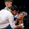 2013 NBA All-Star game: Alicia Keys (v bílém), její syn Egypt Daoud Dean a Beyoncé