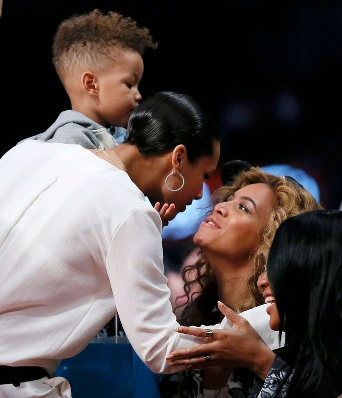 2013 NBA All-Star game: Alicia Keys (v bílém), její syn Egypt Daoud Dean a Beyoncé