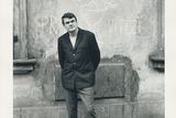 Milan Kundera vstoupil do literárního života záhy poté, co se moci v Československu chopili komunisté. Do poloviny 60. let patřil k prominentním spisovatelům, tehdy byl plodný hlavně jako básník a dramatik.