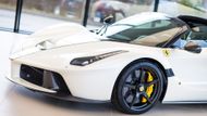 Ferrari oficiálně nezveřejňuje cenu tohoto modelu, měla by se ale pohybovat okolo 1,5 milionu eur, tedy asi 40,5 milionu korun.