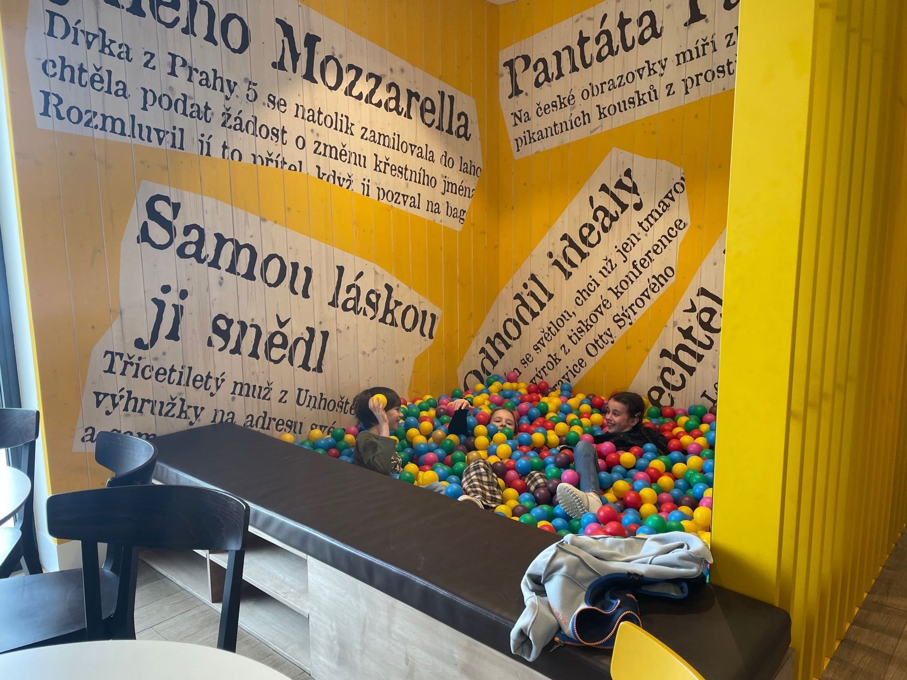 Test děti, drive-thru, drive-in, jídlo na cestách, děti v autě