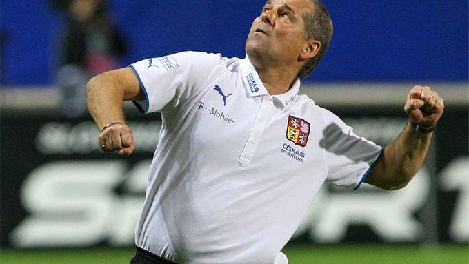 Trenér české fotbalové reprezentace - Petr Rada - se radostně napřahuje rukama po té, co rozhodčí právě ukončil zápas proti Slovinsku.