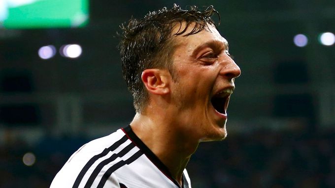 MS 2014, Německo-Alžírsko: Mesut Özil slaví gól