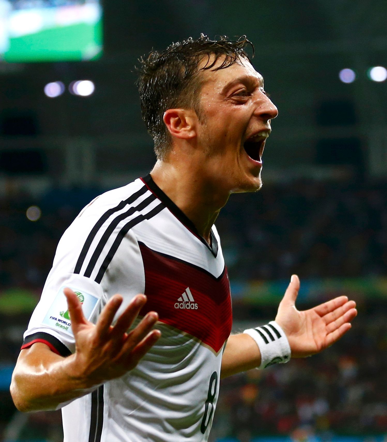 MS 2014, Německo-Alžírsko: Mesut Özil slaví gól
