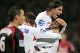 Milan Baroš se spolu se svými spoluhráči raduje z prvního gólu v novém dresu, který dal do sítě Nice.