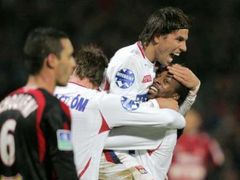 Milan Baroš se spolu se svými spoluhráči raduje z prvního gólu v novém dresu, který dal do sítě Nice.